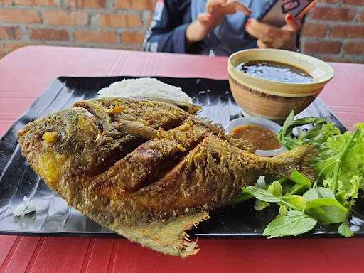 Restoran Bawal Goreng Panas Simpang Lawin, Kuala Kangsar